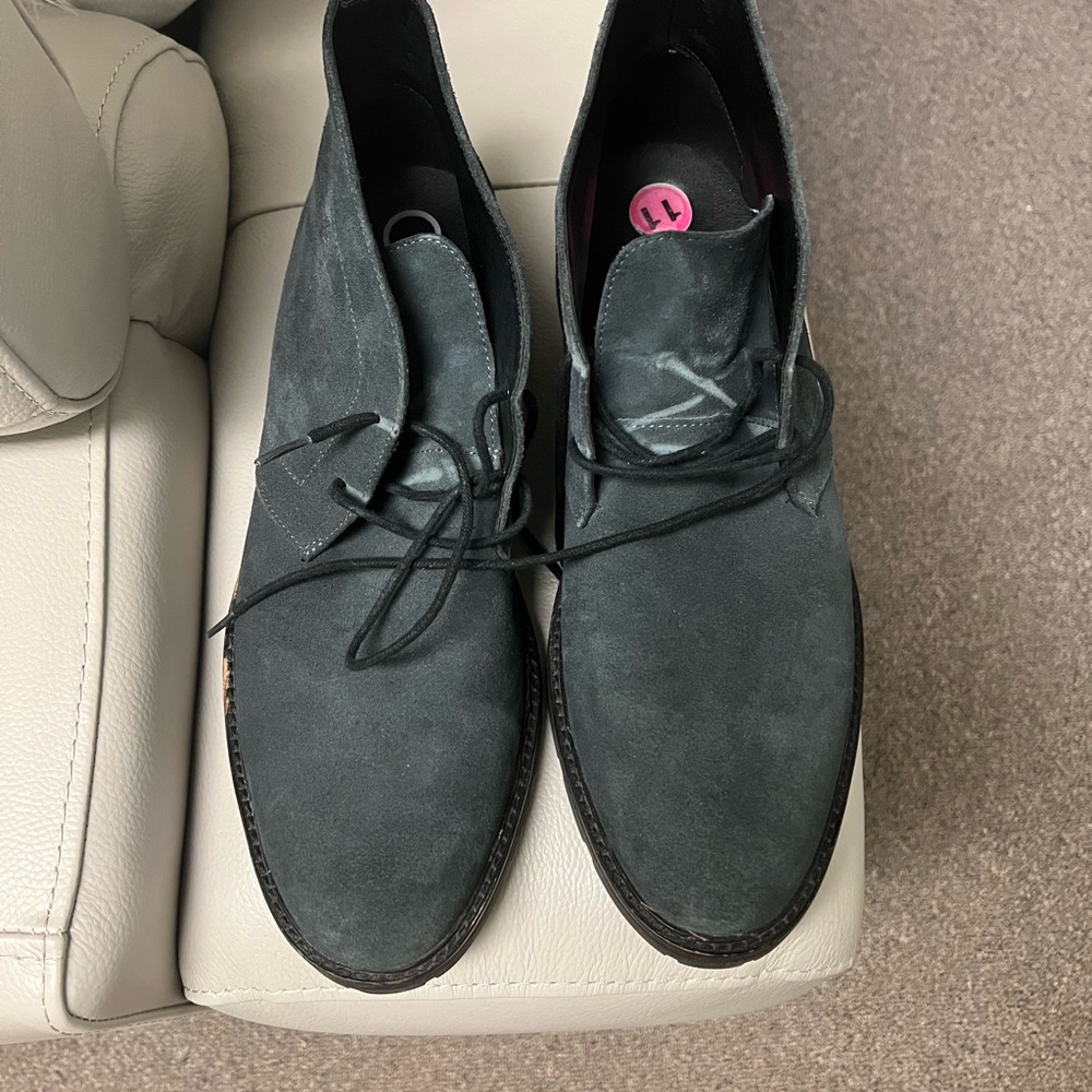 Hardly used Calvin Klein booth. Almost new.